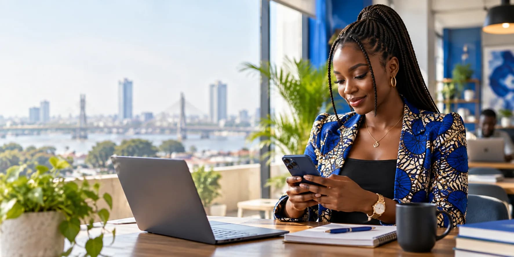 Femme souriante consultant son téléphone
